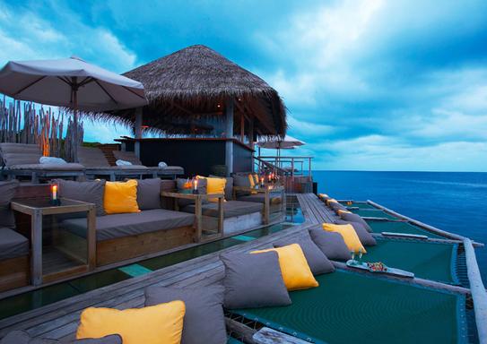 海边的餐厅配有很多露天沙发座，很适合傍晚看落日和夜晚看繁星