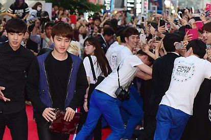 EXO亮相引粉丝围堵