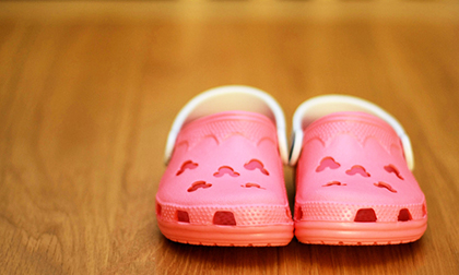 洞洞鞋暗藏健康风险 废料制成含致癌物|洞洞鞋