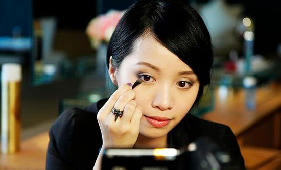 Michelle Phan 来自佛罗里达州的越南裔女孩,她可是很多人的启蒙师哦,曾经得到过Lancome的资助。从2007年开始上传视频,因为东方式的五官很快便在亚洲风靡起来并受到众人的喜爱。她的特点是将实用技巧和优雅复古相结合,而且她也非常善用搞笑的道具来营造各种主题,譬如万圣节派对用愤怒的小鸟来打造白雪公主造型。 网址:http://michellephan.
