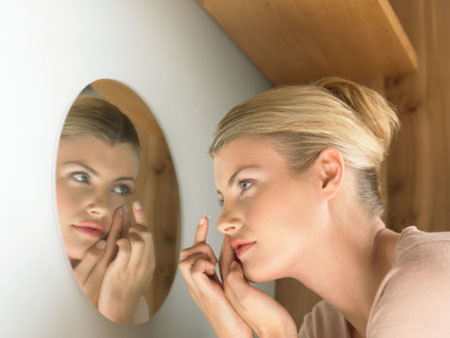 彩色镜片掉色印角膜 隐形眼镜应该怎么戴