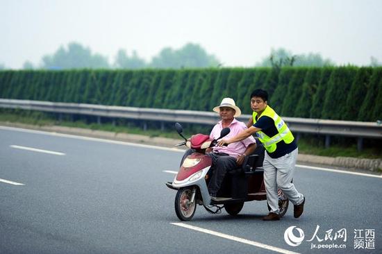 南昌截肢老人酒后开三轮车高速公路上逆行(图)