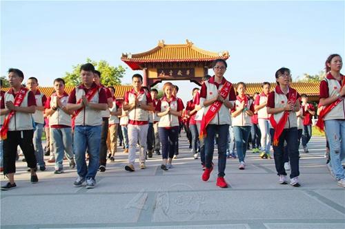 佛光青年千人朝山礼佛(图：王牧薇)