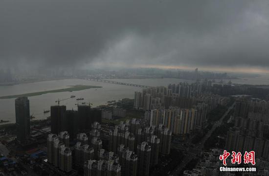 南昌乌云压城 现“一线天”景象