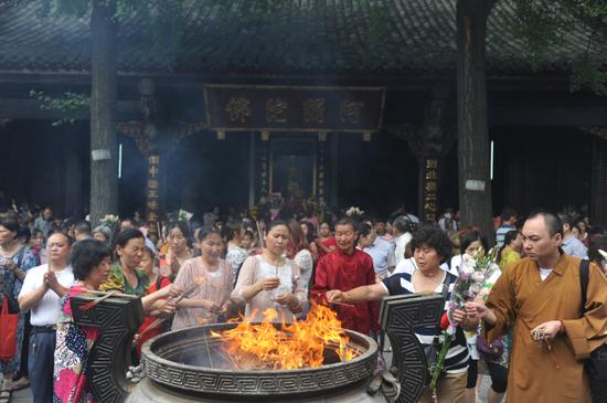 寺内三大士殿外敬香的信众络绎不绝