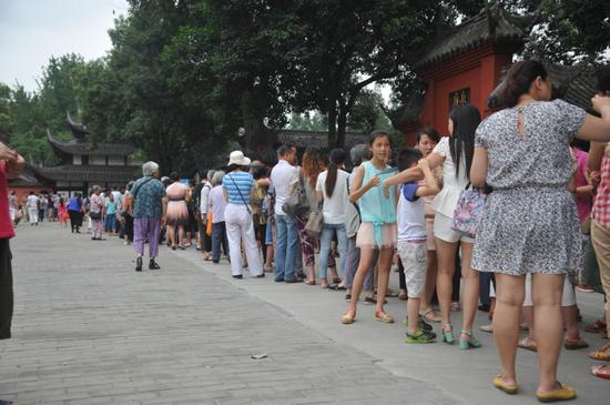 数千人的长队，从停车场西尽头一直延续到文殊院园林中