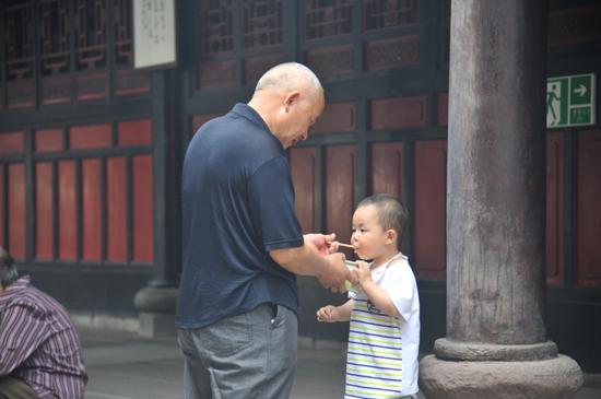 爷爷与小孙子同吃一碗罗汉斋，多么温馨的画面