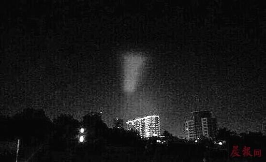 近日我省多地网友声称发现“UFO”。本版图片 网络截图