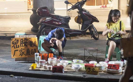 小学生夜市摆地摊 赚钱将捐福利院