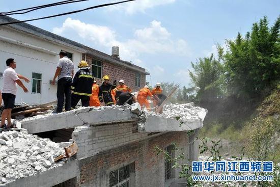 7月17日，消防官兵在事故现场营救被困人员。