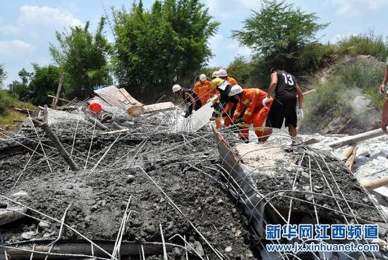7月17日,消防官兵在事故现场营救被困人员。