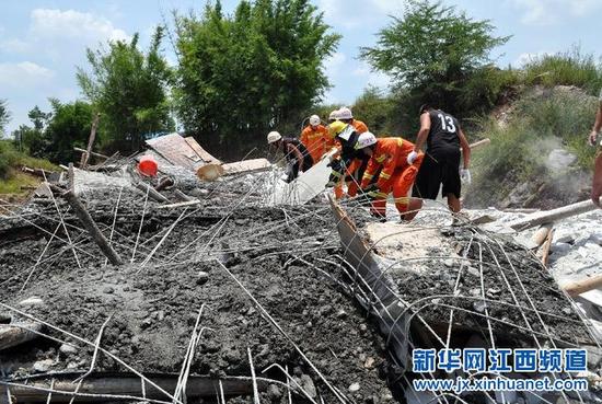 7月17日，消防官兵在事故现场营救被困人员。