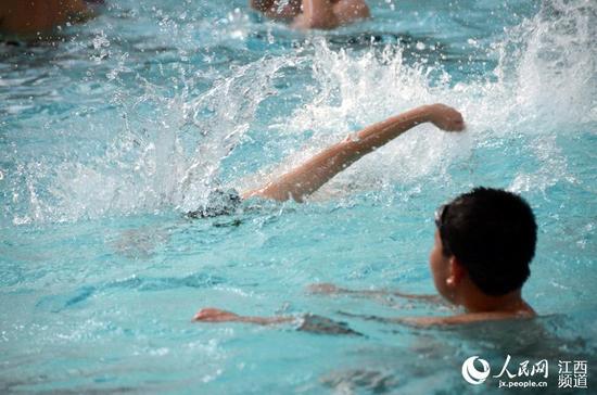 高温下的南昌，不少市民选择在泳池消暑纳凉。