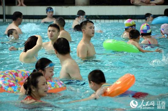 高温下的南昌，不少市民选择在泳池消暑纳凉。