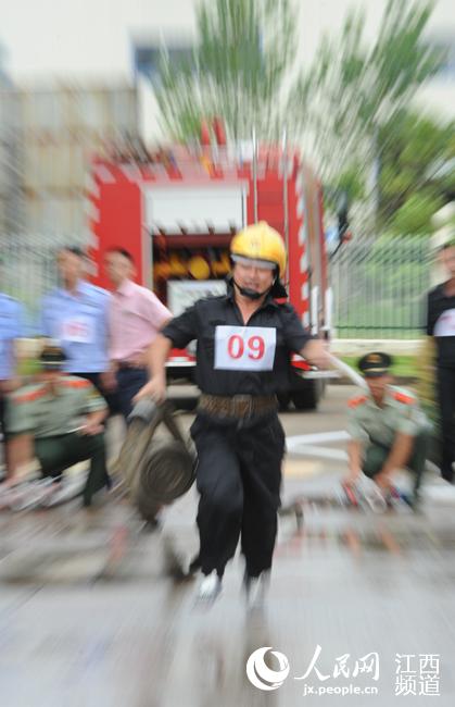 抚州：高温下志愿消防员实战大练兵(组图)