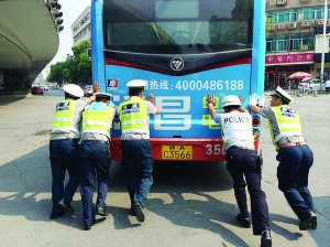 交警与协警一起推车