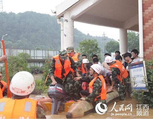 7月24日，江西德安消防官兵正在营救被困群众