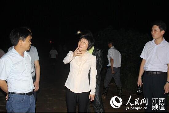 星子县委副书记,县长汪红蕾连夜赶赴现场指导防汛抢险