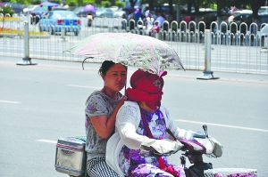 高温下行驶的人们