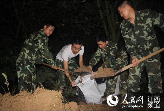 浆潭圩的护坡加固工程还在继续，130名干部用一个个编织袋垒砌起坚固防线。