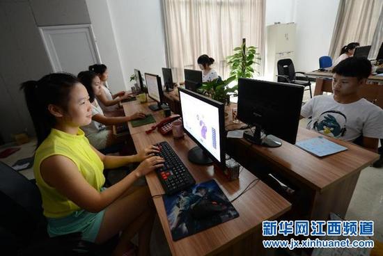 7月25日,在新余市高新区网店一条街,一家服装店的工作人员在网上洽谈业务。