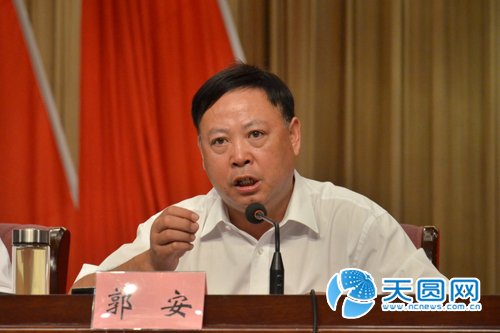 市委副书记、市长郭安总结南昌上半年经济工作情况。(天圆网记者 王旭 摄)