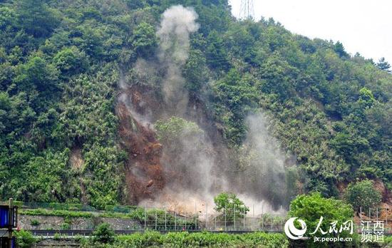 昌九高速德安段塌方巨石被成功爆破(欧阳龙/摄)
