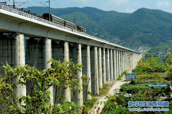 这是合福高铁福建武夷山南岸村长达2194.13米的特大桥(7月28日摄)