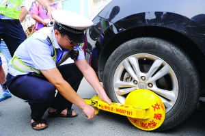 交警对违停车进行锁轮处理
