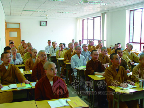 中国佛学院上课的学僧们