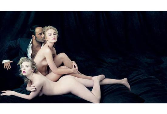 Tom Ford 登上《名利场》杂志坐拥两位全裸女星