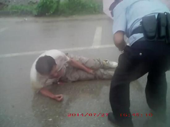 男子被雷击中躺倒在地
