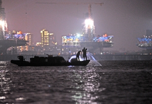 渔民深夜在赣江电鱼