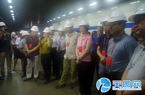 人大代表在象湖隧道施工现场视察