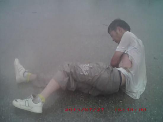 男子被雷击中躺倒在地