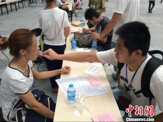 亲属集中采集DNA等候消息 孙翔鸣 摄