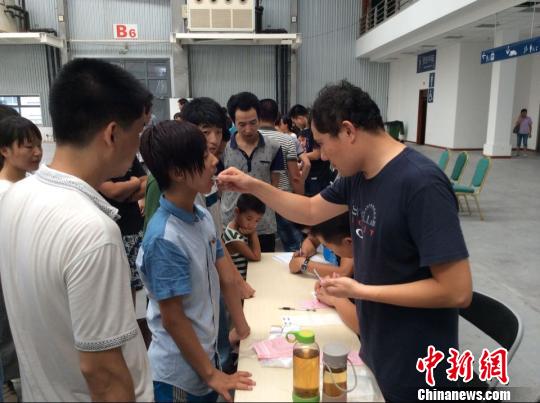 昆山市公安局的工作人员在集中采集亲属们的DNA 孙翔鸣 摄