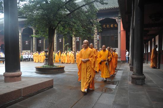 本寺僧众全程恭诵《大悲咒》参加洒净仪式