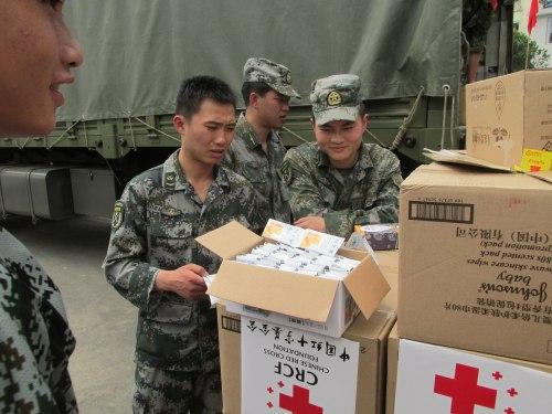 雅安2013：十万袋慈生堂蜂蜜慰劳救灾战士