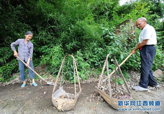 上饶：八旬老人甘守清贫义务修路28年(组图)