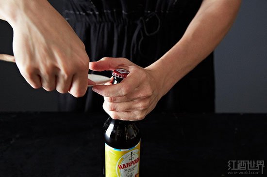 10种最奇葩的开瓶方式 你敢试吗? |开瓶|葡萄酒|啤酒_新浪时尚_新浪网