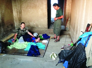 三人住在简易的毛坯房内