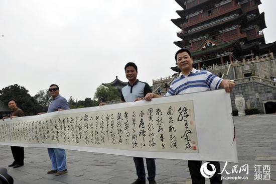 知名书画家林立中携其创作的48米长《滕王阁序》手卷亮相滕王阁。