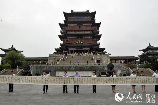 知名书画家林立中携其创作的48米长《滕王阁序》手卷亮相滕王阁。