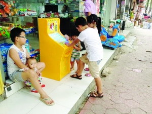 南昌:街边弹珠机让儿童赌上瘾(图)_新浪地方