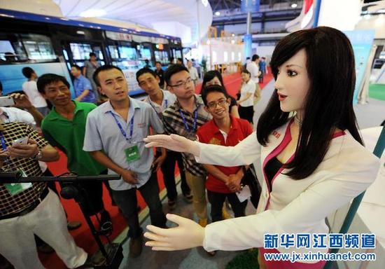 高仿真“广告”机器人。新华社记者周科摄