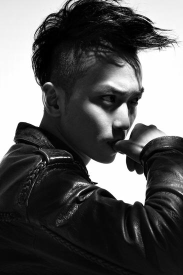 张驰加盟《女神的新衣》 携张馨予打造最美新