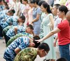赣州300名新生开学向父母鞠躬行礼
