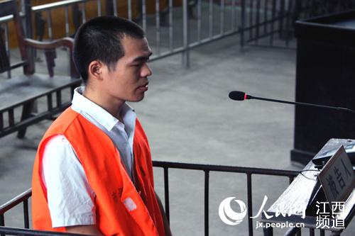 “夺刀少年”被伤案被告人邱干华受审。
