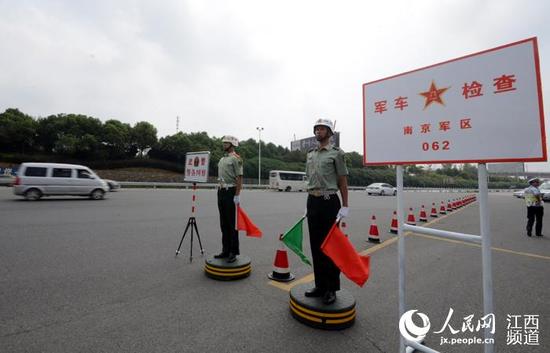 军区纠察人员在高速公路执法,严查假冒军牌车辆,以及违法军车。